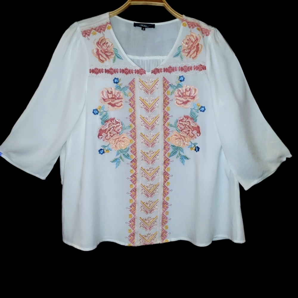 Andrée, white embroidery top, small